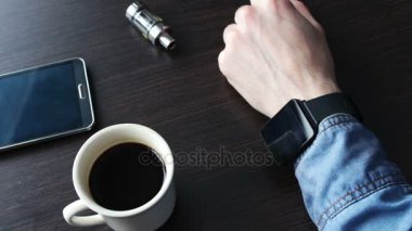 işadamı ile şık tablo üzerinde bir e-sigara