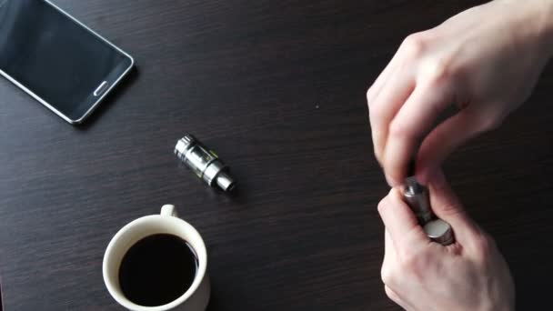 Νεαρός άνδρας γεμίζει για ηλεκτρονικό τσιγάρο υγρό καπνίσματος — Αρχείο Βίντεο