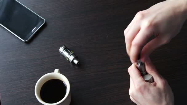 Joven hombre llena para líquido fumar cigarrillo electrónico — Vídeo de stock