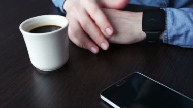 Genç işadamı akıllı kol saati kontrol
