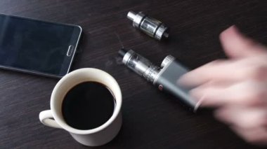 işadamı ile şık tablo üzerinde bir e-sigara