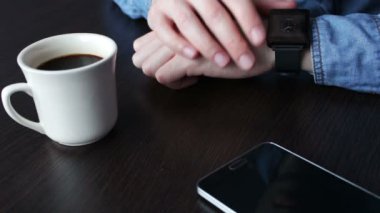 Genç işadamı akıllı kol saati kontrol