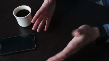 Hareketleri kızgın kızgın genç adam