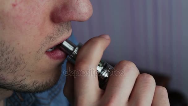 Az ember a dohányzás elektronikus cigaretta vapor — Stock videók