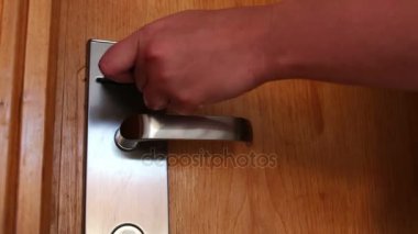 Kadın kapı anahtar kartı ile açılır.