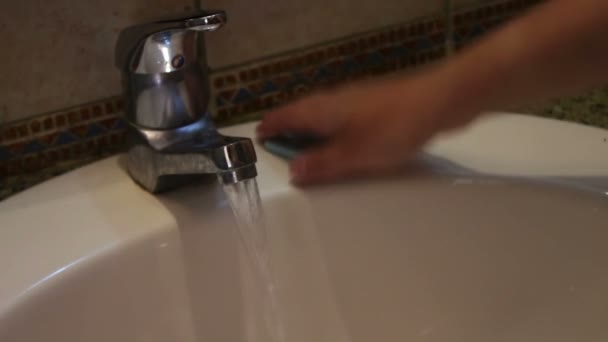 Donna si lava le mani con il sapone sopra il lavandino — Video Stock