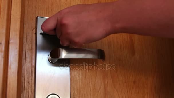 Женщина открывает дверь карточкой-ключом — стоковое видео