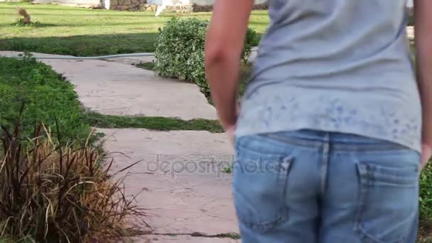 Chica caminando a lo largo de un sendero — Vídeos de Stock