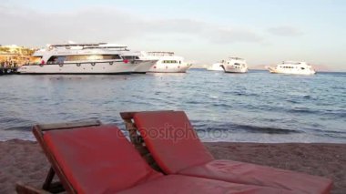 Sharm el-Sheikh, Sharks Bay, Mısır - 30 Kasım 2016: plaj sandalye Yelkenli Yatlar zemin üzerine deniz kenarında