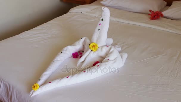 Романтический номер в отеле с лебедиными полотенцами — стоковое видео