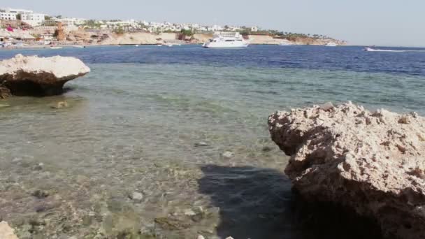 Sauberes Meerwasser und schöne Küste mit schwimmenden weißen Booten — Stockvideo