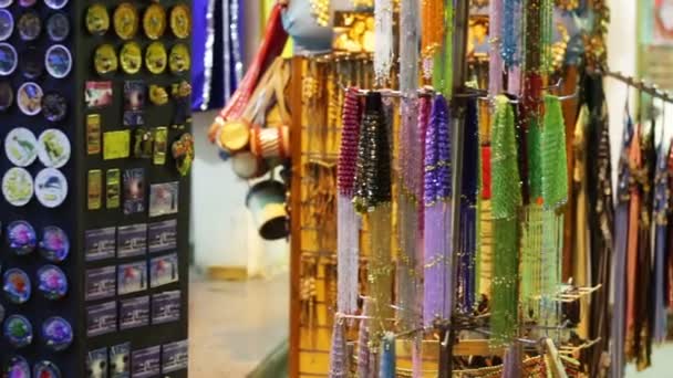 Египетские сувениры возле магазина — стоковое видео