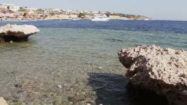 Temiz deniz suyu ve kayan nokta beyaz tekne ile güzel sahil şeridi