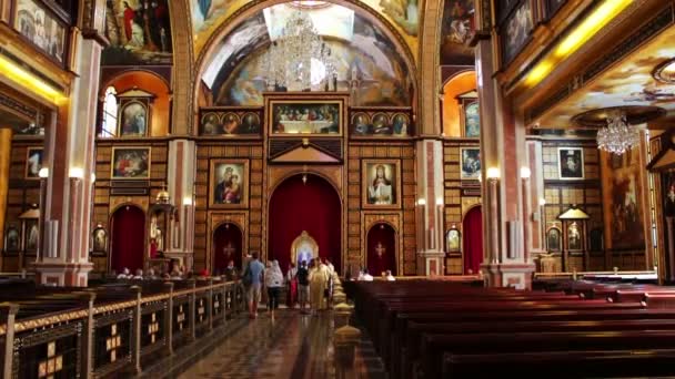 Sharm el-Sheikh, Egyiptom - November 30-án, 2016: kilátás a kopt templom belsejében az ikonok és az oltár — Stock videók