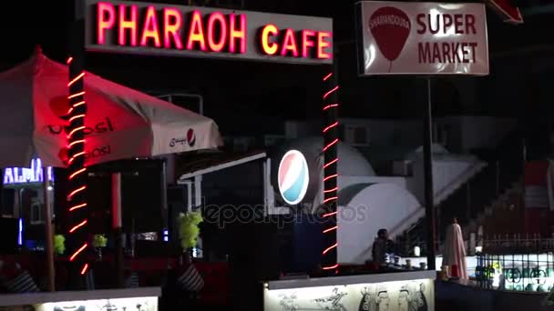 Sharm el-Sheikh, Egito - 29 de novembro de 2016: Vista da principal rua comercial Naama Bay à noite em Sharm El Sheikh — Vídeo de Stock