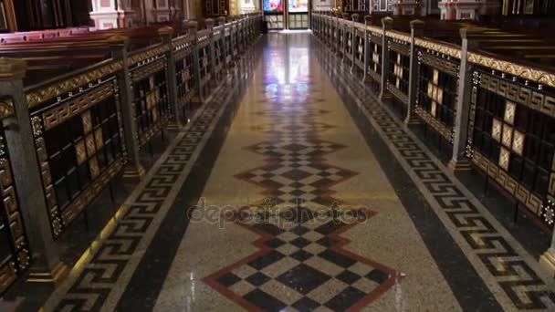 Šarm aš šajch, Egypt - 30 listopadu 2016: pohled dovnitř Koptské církve krásné malované stěny a stropy na Volyň — Stock video