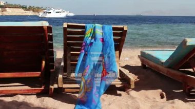 arka plan mavi denizi ve beyaz yat yüzen Plajı'nda ahşap sandalye