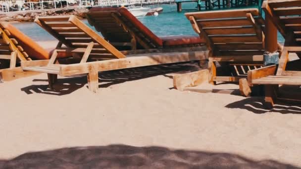 Houten stoel op het strand van achtergrond van blauwe zee — Stockvideo