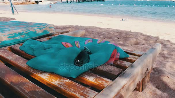 Silla de madera en la playa de fondo de mar azul — Vídeos de Stock