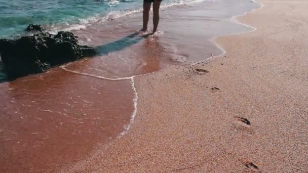 Pies de niña dejan huellas en la playa — Vídeos de Stock