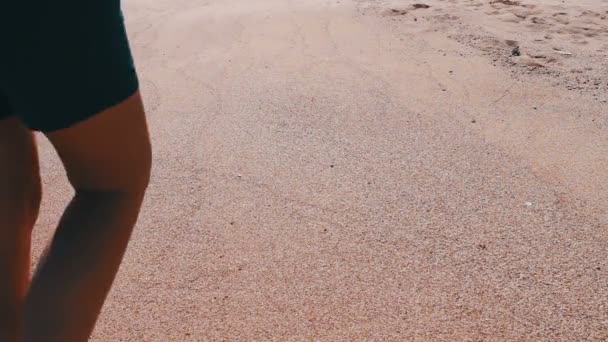 Mädchenfüße hinterlassen Fußabdrücke am Strand — Stockvideo