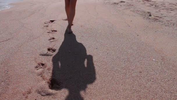 女孩的脚留下脚印在沙滩上 — 图库视频影像