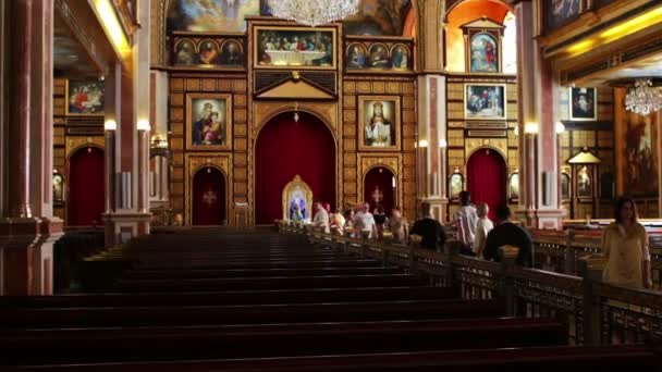 Szarm el Szejk, Egipt - 30 listopada 2016: Widok wewnątrz Kościół koptyjski na ikony i ołtarz — Wideo stockowe