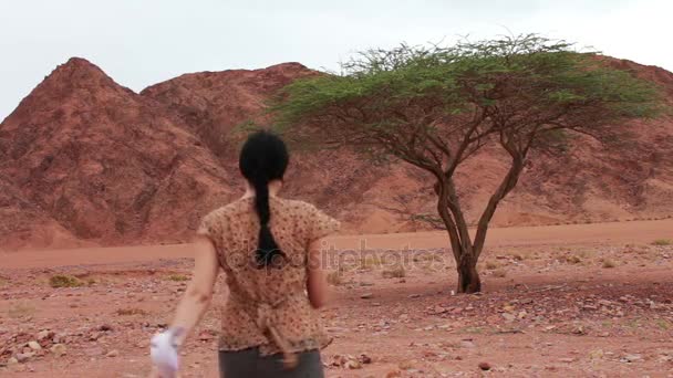 Jonge vrouw de groene boom gevonden in de woestijn — Stockvideo