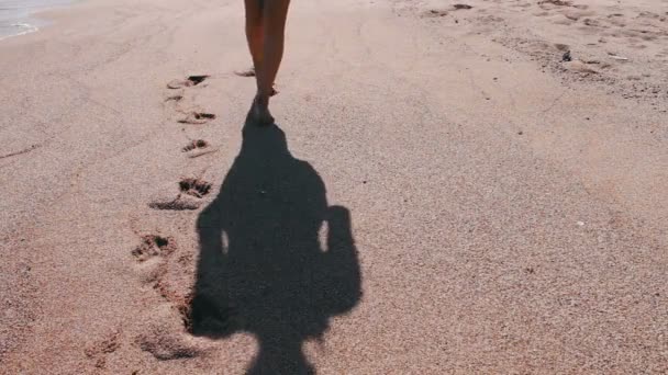 Девушки ноги оставляют следы на пляже — стоковое видео