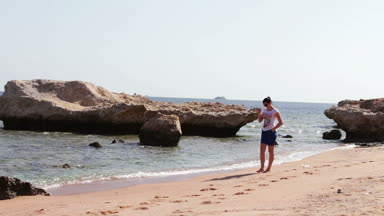 Güzel bacaklar temiz Altın kumlu plaj boyunca çekip genç kadınla