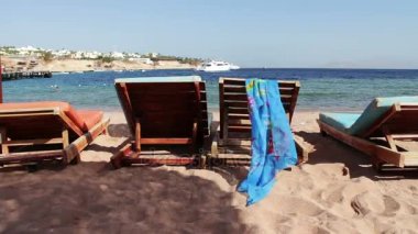 arka plan mavi denizi ve beyaz yat yüzen Plajı'nda ahşap sandalye