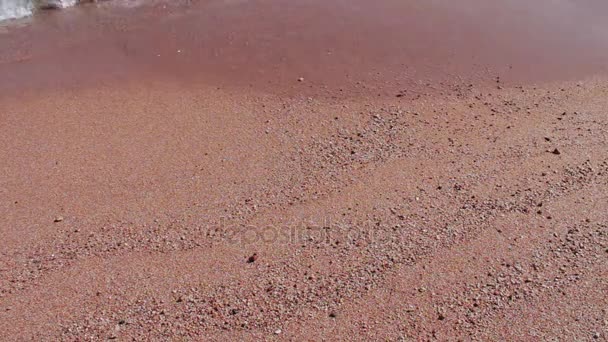 Meereswellen schlagen gegen einen Sandstrand — Stockvideo