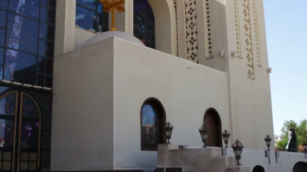 Sharm el-Sheikh, Egito - 30 de novembro de 2016: belo grande edifício branco da Igreja Copta — Vídeo de Stock