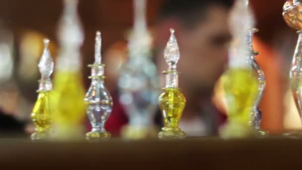 Шарм-эль-Шейх, Египет - 29 ноября 2016 года: ароматическое масло и духи в арабском магазине — стоковое видео