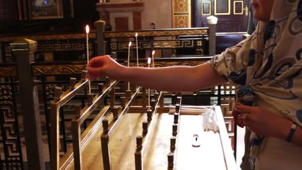 Sharm el-Sheikh, Egypte - 30 November 2016: lange kaarsen in schansen kerk — Stockvideo