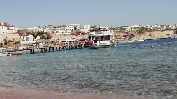 Шарм Ель Шейх, Sharks Bay, Єгипет - 30 листопада 2016: ходьба біла яхта падає з пасажирів — стокове відео