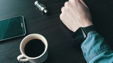 işadamı ile şık tablo üzerinde bir e-sigara