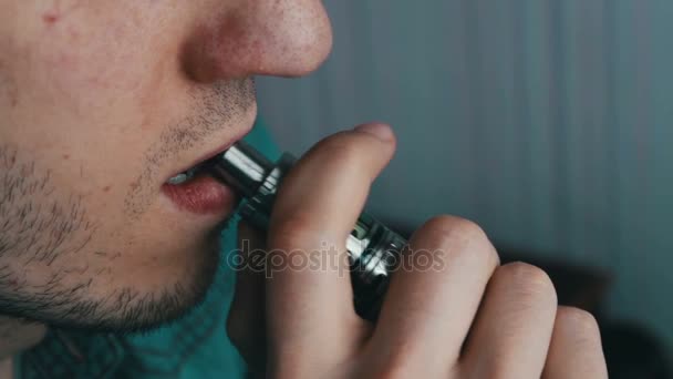 Homem fumando vapor de cigarro eletrônico — Vídeo de Stock