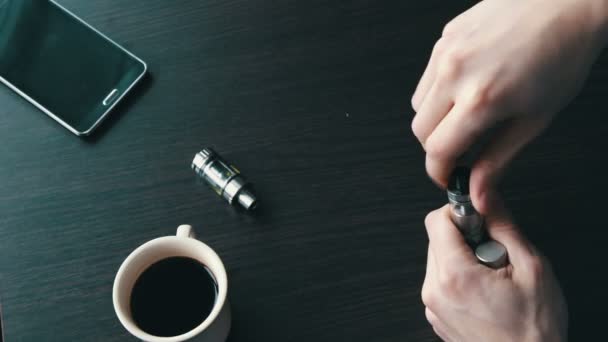 Молодой человек заполняет для жидкого курения электронных сигарет — стоковое видео