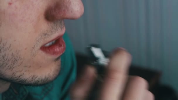 Homme fumant de la vapeur de cigarette électronique — Video