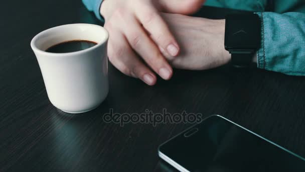 Joven usando un reloj inteligente — Vídeos de Stock