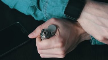 yakından görmek sökülüp atomizer elektronik sigara içiyor