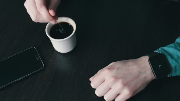 Joven usando un reloj inteligente — Vídeo de stock