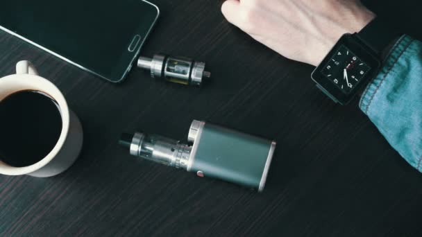 Zakenman met een e-sigaret op de stijlvolle tafel — Stockvideo