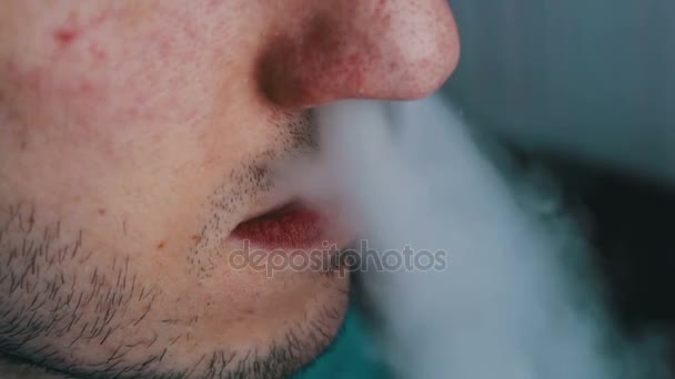 Чоловік палить електронну сигарету — стокове відео