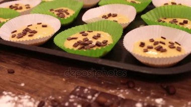Çiğ hamur için özel kağıt yemek pişirme kek çikolata parçaları ile serpilir