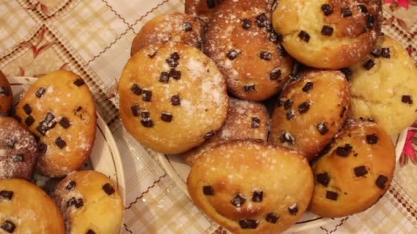 Versgebakken muffins met chocolade rooskleurig plakjes bestrooid met poedersuiker — Stockvideo