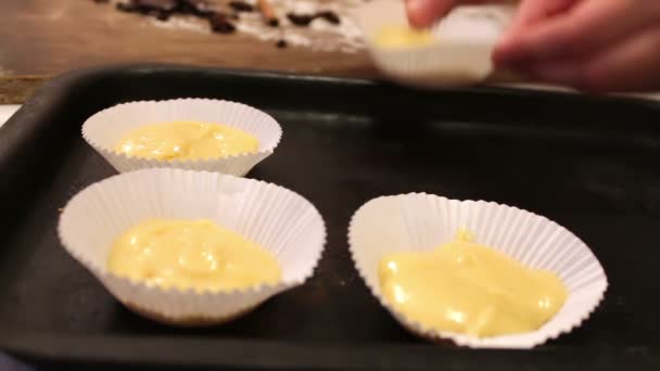 Syrové těsto na vdolky ve speciálních papírových pekáčku sypané s kousky čokolády — Stock video