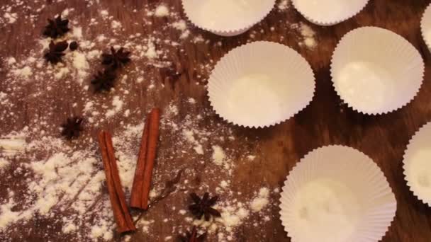 Formas vazias de papel para muffins — Vídeo de Stock