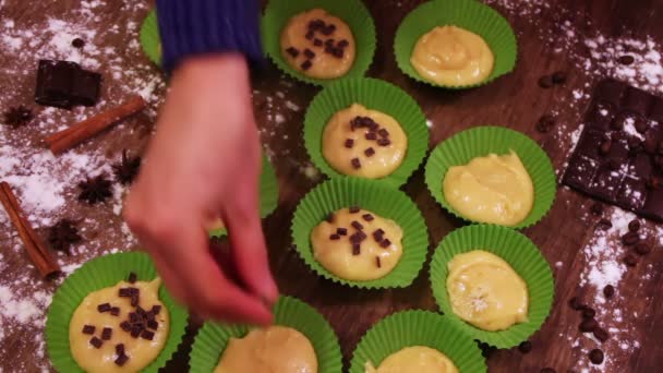 Rå deg för muffins i särskilda pappersblanketter för bakning — Stockvideo